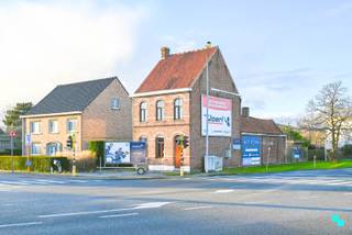 Bent u op zoek naar een open bebouwing met renovatiepotentieel, op een uitstekende zichtlocatie? Deze woning is gelegen op een perceel van 298 m² met een bewoonbare oppervlakte van 152 m² (volgens EPC-attest), ligt op wandelafstand van het bruisende centrum van Waregem. Handelszaken, openbaar vervoer en sportinfrastructuur bevinden zich op een steenworp afstand. Indeling: Inkomhal die rechtstreeks toegang verleent tot de leefruimte, waar zich een gaskachel bevindt. Aansluitend bevindt zich de voormalige keuken, een plek met tal van mogelijkheden om te transformeren tot een moderne leefkeuken. Achter de keuken vindt u de voormalige gelijkvloerse badkamer en toegang tot de kelder. De eerste verdieping omvat een nachthal die leidt naar twee ruime slaapkamers. Via een vaste trap bereikt u de zolderverdieping, een veelzijdige ruimte die kan omgevormd worden tot derde slaapkamer, hobbykamer of thuiswerkplek. Ook buiten biedt de woning tal van troeven. De zijwaartse oprit geeft toegang tot een achtergelegen garagebox. Achter de woning bevindt zich een terras, omringd door diverse bergruimtes en een afgesloten tuin. Deze woning vraagt om een grondige renovatie, maar biedt tegelijkertijd diverse troeven op een uitstekende toplocatie. Decentrale verwarming op aardgas | Enkele beglazing | Houten schrijnwerk. Louis (BIV 517 545) organiseert bezoeken ter plaatse, mits het maken van een afspraak via 056 98 03 03 www.bordes.be