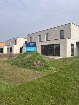 In een nieuwe en rustig gelegen verkaveling met 24 hedendaagse woningen in een doodlopende straat woon je comfortabel in een gezinsvriendelijke omgeving. De ligging binnen de driehoek Oostrozebeke – Wielsbeke – Waregem zorgt voor een vlotte bereikbaarheid van winkels, scholen en verbindingswegen richting Gent en Kortrijk.<br /><br />Deze halfopen woning combineert een praktische indeling met veel lichtinval. De leefruimte met open keuken en kookeiland biedt een mooi zicht op de tuin. Buiten geniet je van een aangename buitenruimte en kan je de auto parkeren onder een houten carport.<br /><br />De badkamer is uitgerust met zowel een ligbad als een inloopdouche, wat zorgt voor extra comfort. De woning is wind- en waterdicht, waardoor je de verdere afwerking zelf kan bepalen volgens jouw smaak en budget.<br /><br /><strong>Troeven</strong><br />✓ open keuken met kookeiland en zicht op tuin<br />✓ houten carport<br />✓ badkamer met bad én inloopdouche<br />✓ rustige ligging in doodlopende straat<br />Oriëntatie tuin: Zuid-West (middag- en avondzon)<br /><br />Snel beschikbaar voor wie vlot wil schakelen.<br /><br /><strong>Voor meer info bel naar 051 26 36 86 of stuur een mail steven@lapeirre.be</strong><br /><br /><span><em>Opgelet: Prijsindicatie is prijs voor grond, infrastructuur, constructie, architect, EPB, VC en VVG.<br />Prijs is exclusief kosten!</em></span><br /> 