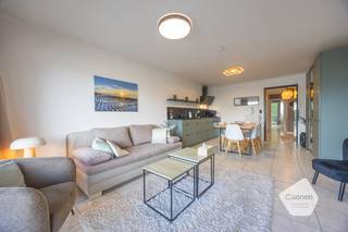 <ul>
<li>Dit appartement is gelegen op de <strong>vierde verdieping</strong> van de residentie Hypos II.</li>
<li>De residentie bevindt zich vlakbij het <strong>strand</strong>, centrum, Wellington golf, ...</li>
<li>De indeling van het appartement is als volgt: inkom, leefruimte met open keuken, <strong>twee terrassen, slaapkamer, slaaphoek</strong>, toilet, badkamer en kelderberging.</li>
<li>Het betreft een doorloop-appartement met terrassen aan beide zijden van het appartement.<br />Het ene terras geniet van zeer veel <strong>zon</strong> en <strong>zicht op de Wellington golf</strong>, het ander terras beschikt over <strong>zeezicht </strong>en avondzon.</li>
<li>Het ideale tweede verblijf of investeringsappartement. </li>
</ul>