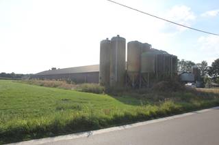 Landbouwbedrijf met grote landbouwloodsen te koop te Ravels (Weelde).<br />Voormalig varkensbedrijf, stallen met één overspanning, deels omgebouwd naar landbouwloodsen.<br />Circa 3.750 m² aan bedrijfsgebouwen (twee loodsen van 50 x 22 m, één van 50 x 17m en één van 70 x 10 m)<br />Momenteel geen bedrijfswoning meer aanwezig, indien woning gewenst opnieuw aan te vragen.<br /><br />Gelegen op een perceel van 1 ha 47 are 17 ca in landbouwzone.<br />Goed geschikt voor opslag landbouwproducten, stallen landbouwmachines,.....<br />