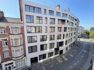 <p>Dit stijlvolle, energiezuinige (B) en lichtrijke appartement, gelegen op de derde verdieping van de recente residentie "I Love City Life Dance'Art" (bouwjaar 2016), combineert comfort, hedendaagse architectuur en een bruisende centrumligging. Gelegen aan de Papenvest, vlak bij de trendy Dansaertwijk en op wandelafstand van de historische binnenstad, bevindt u zich hier tussen hotspots zoals de Beurs, Sint-Katelijne en de Grote Markt. De buurt biedt een levendige mix van horeca, winkels en cultuur, en zit bovendien in volle stadsvernieuwing, wat bijdraagt aan haar dynamisch karakter.<br />Met een bewoonbare oppervlakte van 65 m² beschikt het appartement over een inkomhal met apart gastentoilet, een praktische berging, en een ruime, lichtrijke woonkamer met volledig ingerichte open keuken. De comfortabele slaapkamer geeft toegang tot een aangenaam terras, ideaal om even tot rust te komen. Verder is er een moderne badkamer met ligbad, douchescherm en wastafelkast.<br />Extra troeven zijn de conforme elektriciteit, de uitstekende bereikbaarheid met openbaar vervoer en de vlotte verbindingen naar de Brusselse Ring en autosnelwegen (E40, E19). Dit instapklare appartement is momenteel verhuurd t.e.m. 31/07/2026 en vormt een ideale opportuniteit voor zowel stadsbewoners als investeerders.<br />Voor meer informatie of een eerste bezoek, contacteer Frederik op frederik@immo-time.be</p>