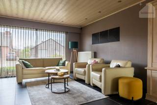 Rustig gelegen gezinswoning met drie ruime slaapkamers en een badkamer voorzien van zowel een bad als een aparte douche.De leefruimte sluit aan op...