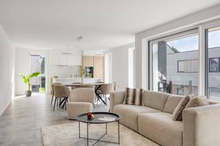 APP op 1e verdieping in residentie DIANTHUS I app 1.1 Dit appartement in Residentie Dianthus I is gelegen in het rustige nieuwbouwproject Anjelierenlaan in Denderleeuw. Rondom de residentie is er een ruime groenzone waar de bewoners van de verkaveling rustig kunnen wandelen, spelen,.. maar vooral: genieten van de omgeving. Het appartement geniet van veel lichtinval, heeft 2 slaapkamers, een badkamer met inloopdouche, een zeer ruime open leefruimte en een privaat terras. Bovendien is het volledige appartement voorzien van vloerverwarming en is het afgewerkt met zeer kwalitatieve materialen. Het gebouw beschikt tevens over een ondergrondse parking waarbij er voor iedere wooneenheid autostaanplaatsen of garages te koop zijn. Elk appartement beschikt over een berging en enkele fietsplaatsen. Zie jij jezelf hier wonen? Bel Ewout op 0497 588 888 of mail naar contact@huysmanbouw.be voor meer informatie. Meer info over het project op huysmanbouw.be - VERKOOPPRIJS: € 387.500 excl.BTW, excl.registratie en andere belastingen - € 458.585 incl.21%BTW, excl.registratie en andere belastingen.