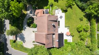 Cette magnifique villa sur un beau terrain orienté sud-ouest de 3 159 m² est située dans un quartier résidentiel verdoyant récemment réaménagé,...