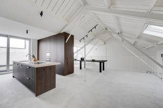 <p><span>Iconische loft aan het begeerde Eilandje.</span></p><p><span> </span></p><p><span>Wonen met karakter in een industriële setting op een toplocatie. </span></p><p><span> </span></p><p><span>Welkom in deze uitzonderlijke, volledig gerenoveerde loft van ca. 278 m², waar ruimte, design en hedendaags comfort centraal staan. Een plek waar elke vierkante meter niet alleen nuttig is, maar ook sfeervol en authenticiteit uitstraalt.</span></p><p><span> </span></p><p><span>Denk aan hoge plafonds, grote raampartijen en natuurlijke materialen.</span></p><p><span> </span></p><p><span>Hier leef je op het bruisende Eilandje, om de hoek van het Willemdok en de Napoleonkaai. Hier ben je omgeven door architectuur, gastronomie, de gezelligste terrassen en wandel je zo de stad in.</span></p><p><span> </span></p><p><span> </span></p><p><span>Waarom je hier wil wonen</span></p><p><span>- Iconische loftsfeer met industriële accenten en veel licht</span></p><p><span>- Ruim terras met veel privacy en namiddag/avondzon</span></p><p><span>- Masterbedroom met ensuite badkamer en dressing</span></p><p><span>- 3 ruime gastenkamers met 2</span><span><sup>de</sup></span><span> badkamer</span></p><p><span>- Mogelijkheid tot aankoop autostaanplaats (€ 45.000)</span></p><p><span> </span></p><p><span> </span></p><p><span>De loft ligt op de hoogste verdieping van een oud pakhuis. Er is een royale leefruimte met trap naar de open leefkeuken. Het kloppend hart van de loft. Open, luchtig, licht en met toegang naar het terras.</span></p><p><span> </span></p><p><span>De op maat gemaakte keuken werd voorzien van alle toestellen en werd met mooie materialen afgewerkt. De betonvloeren sluiten perfect aan bij het industriële karakter van de loft en de natuurlijke materialen in de keuken.</span></p><p><span> </span></p><p><span>Er is een ruime masterbedroom met een ensuite badkamer én aansluitend een dressing voor al jullie (haar) kleren.</span></p><p><span> </span></p><p><span>De 3 gastenkamers delen een 2</span><span><sup>de</sup></span><span> badkamer. Wat heb je nog meer nodig? Speelkamer of hobbykamer? De polyvalente ruimte is perfect als speelruimte, tv-kamer of home office. Heerlijke plek om te onthaasten van de stad.</span></p><p><span> </span></p><p><span>Dit is niet zo maar een appartement. Dit is een echte lofte mét karakter en een zee van ruimte.</span></p><p><span> </span></p><p><span>Plan je bezoek via <span>www.sinjoor.be</span></span><span> of bel ons voor meer informatie 03 283 05 00.</span></p><p><span> </span></p>