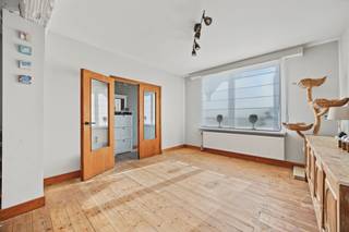 <h1><span>RUIME HOB MET 4 SLAAPKAMERS, ZELFSTANDIGE WOONUNIT EN DIEPE TUIN</span></h1><p><span>In Hemiksem bevindt zich deze ruime halfopen bebouwing op een perceel van </span><span>620 m²</span><span>. De woning werd grondig gerenoveerd in 2005 en biedt vandaag een praktische indeling met 4 slaapkamers, 2 badkamers en een bijkomende zelfstandige woonunit achteraan.</span></p><p><span>Op het gelijkvloers bevinden zich de inkomhal, woonkamer, eetkamer en ingerichte keuken. De leefruimtes sluiten mooi op elkaar aan en genieten van veel natuurlijke lichtinval. Verder is er een ruime badkamer met ligbad, inloopdouche en dubbele wastafel. Achteraan bevindt zich een zelfstandige woonunit met eigen sanitaire voorzieningen. Deze ruimte kan perfect gebruikt worden als </span><span>5e slaapkamer, gastenverblijf, bureau, praktijkruimte of extra leefruimte</span><span>. Op de eerste verdieping bevinden zich 2 slaapkamers. De tweede verdieping biedt nog eens 2 slaapkamers. De woning telt dus 4 volwaardige slaapkamers, aangevuld met de extra woonunit. </span></p><p><span>Buiten beschikt de woning over een bijzonder diepe en groene tuin met verschillende terrassen, jacuzzi, zwembad en buitenberging. De tuin biedt veel privacy en vormt een belangrijke troef voor wie op zoek is naar veel buitenruimte met geen inkijk.</span></p><p><span>De woning beschikt over </span><span>EPC-label C</span><span>, met een energiescore van </span><span>261 kWh/m²/jaar</span><span>.</span></p><h2><span>INDELING</span></h2><p><span>Gelijkvloers:</span></p><ul><li><span>Inkomhal</span></li><li><span>Woonkamer</span></li><li><span>Eetkamer</span></li><li><span>Ingerichte keuken</span></li><li><span>Badkamer met ligbad en inloopdouche</span></li><li><span>Toilet</span></li><li><span>Zelfstandige woonunit met eigen sanitaire voorzieningen</span></li><li><span>Berging</span></li><li><span>Veranda</span></li></ul><p><span>1e verdieping:</span></p><ul><li><span>Nachthal</span></li><li><span>2 slaapkamers</span></li></ul><p><span>2e verdieping:</span></p><ul><li><span>Nachthal</span></li><li><span>2 slaapkamers</span></li></ul><p><span>Buiten:</span></p><ul><li><span>Diepe tuin</span></li><li><span>Meerdere terrassen</span></li><li><span>Jacuzzi</span></li><li><span>Zwembad</span></li><li><span>Buitenberging</span></li></ul><h2><span>TROEVEN</span></h2><ul><li><span>Halfopen bebouwing</span></li><li><span>4 slaapkamers</span></li><li><span>Zelfstandige woonunit, bruikbaar als 5e slaapkamer</span></li><li><span>2 badkamers</span></li><li><span>Perceel van 620 m²</span></li><li><span>Diepe, groene tuin</span></li><li><span>Jacuzzi en zwembad</span></li><li><span>EPC-label C, 261 kWh/m²/jaar</span></li></ul><p><span>Bent u op zoek naar een ruime gezinswoning met extra woonmogelijkheden en een diepe tuin in Hemiksem?</span></p><p><span>-------------------------------------------------------------------------------------------------------------------------------------</span></p><p><span>Contacteer ons voor meer informatie of een bezoek ter plaatse.</span></p><p><span>Gratis schatting van uw eigendom? Aarzel zeker niet om ons te contacteren.</span></p><p><span>Robin Van den Bergh</span><span><br /><span>robin@home4you.be</span></span><span><br />+32 468 23 19 79<br /></span><span>7/7 bereikbaar</span></p>