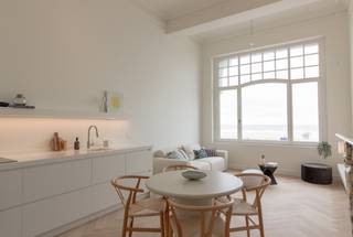 ELEGANT GENIETEN AAN DE ZEEDIJK VAN OOSTENDE<br />Dit luxueuze appartement, gelegen op de belle-etage van Villa Victoria, biedt een unieke mix van klassieke charme en hedendaags comfort. Met hoge plafonds, prachtige moulures en een originele schouw straalt het appartement authenticiteit uit, terwijl de volledig uitgeruste keuken en vloerverwarming zorgen voor hedendaags gemak. De ruime, lichtrijke woonkamer biedt een prachtig uitzicht op zee, en het is alsof u met uw voeten in het zand staat. De slaapkamer, ingericht als een suite, beschikt over een stijlvolle douchekamer gescheiden door een metalen glazen scherm. Bovendien kunt u genieten van het zonnige terras dat uitkijkt op de schitterende tuin van Troon 17.
<ul>
	<li>Binnenoppervlakte 57m² - Tuin : 24m²</li>
	<li>Kelder : 10.5m²</li>
	<li>Luxueuze afwerking met alle hedendaags comfort in één van de meest karaktervolle panden op de Zeedijk</li>
	<li>Mogelijkheid tot aankoop garage</li>
	<li>K.I.  € 909,00 - EPC: 89 / A - elektriciteit conform</li>
	<li>Verkoop onder registratierechten</li>
</ul>