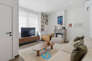 Langs de Zonnebeekseweg in Ieper bevindt zich deze verzorgde en instapklare woning. Dankzij de uitstekende bereikbaarheid woon je hier op korte afstand van het stadscentrum, winkels, scholen en belangrijke verbindingswegen, terwijl je toch geniet van een aangename woonomgeving.<br /><br />Bij het betreden van de woning kom je terecht in een praktische inkomhal die leidt naar de gezellige woonkamer. De leefruimte sluit aan op de eetplaats, waardoor een open en uitnodigende sfeer ontstaat. Achteraan bevindt zich de moderne Dovy-keuken, vernieuwd in 2021 en voorzien van alle nodige comfort voor dagelijks gebruik. Daarnaast is er een handige berging aanwezig die extra opslagruimte biedt.<br /><br />De eerste verdieping omvat een ruime slaapkamer en een smaakvol gerenoveerde badkamer uit 2023. Deze is uitgerust met een dubbele wastafel, een ruime inloopdouche en een toilet, wat zorgt voor een eigentijdse en comfortabele afwerking. Op de bovenste verdieping bevinden zich nog twee bijkomende slaapkamers die recent werden vernieuwd. Deze ruimtes kunnen flexibel worden ingericht als kinderkamer, bureau, dressing of hobbyruimte, afhankelijk van jouw woonbehoeften.<br /><br />Een van de grote troeven van deze eigendom is de ruime tuin. Hier beschik je over alle ruimte om een gezellige buitenomgeving te creëren die volledig aansluit bij jouw wensen. Achteraan het perceel bevindt zich een garage met manuele poort. Bovendien is er naast de garage voldoende ruimte om eventueel een carport te plaatsen.<br /><br />Ook op vlak van comfort werd de woning verder geoptimaliseerd. Zo werden in 2025 airconditioningstoestellen geïnstalleerd, wat zorgt voor een aangenaam binnenklimaat tijdens alle seizoenen. Deze woning combineert ruimte, comfort en een gunstige ligging tot een aantrekkelijk geheel. Ideaal voor wie op zoek is naar een verzorgde gezinswoning met een ruime tuin en praktische voorzieningen, vlak bij het centrum van Ieper.<br /><br />Benieuwd naar wat deze woning allemaal te bieden heeft? Neem vandaag nog contact op voor een bezoek en laat je verrassen door de mogelijkheden van deze eigendom.