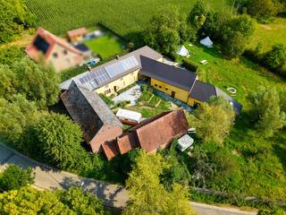 Landelijke hoeve met AUTHENTIEKE CHARME en UITZONDERLIJK POTENTIEEL op een ZUID GEORIËNTEERD PERCEEL van 4.255 m² in het IDYLLISCHE Nukerke, hartje VLAAMSE ARDENNEN. Deze KARAKTERVOLLE, GERENOVEERDE EIGENDOM ademt LANDELIJKE RUST en biedt een unieke combinatie van BEWONING en RECREATIEF GEBRUIK, omgeven door GROEN en op een steenworp van het GELIEFDE MUZIEKBOS. De HOEVESTIJL blijft bewaard in de RUIME PRIVÉWOONST en APARTE STUDIO, aangevuld met ORIGINELE SCHUREN en een PROFESSIONEEL INGERICHT VERBLIJFSGEDEELTE met SLAAPZALEN, EETRUIMTES en ONTSPANNINGSZONES – ideaal voor wie GASTEN wil ontvangen in een WARME, AUTHENTIEKE SETTING. Met een BRUIKBARE OPPERVLAKTE van 650 m² en ligging in RECREATIEZONE (VERBLIJFSRECREATIE), is dit de perfecte uitvalsbasis voor wie LANDELIJK wil WONEN én ONDERNEMEN. De RUST, RUIMTE en NATUUR rondom creëren een UITZONDERLIJK GEVOEL van THUISKOMEN én inspireren tot TOERISTISCHE of ZORGGERICHTE INVULLING. Een UNIEKE KANS voor wie houdt van LANDELIJKE CHARME op een TOPLOCATIE in MAARKEDAL.<br /><br />Adres: Kafhoek 7 te Nukerke (Maarkedal)<br /><br />EPC niet van toepassing. Gvr, Vg, Gvkr, Gvv.
