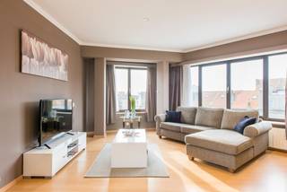 Cet appartement est idéalement situé pour ceux qui souhaitent rester à <strong>proximité</strong> du <strong>centre</strong>-<strong>ville</strong>. La Grote Markt, ainsi que de nombreuses autres <strong>commodités</strong>, sont <strong>accessibles</strong> <strong>à</strong> <strong>pied</strong>.<br /><br />En entrant dans l'appartement, vous accédez à un <strong>hall</strong> <strong>d'entrée</strong> <strong>spacieux</strong>. À gauche se trouve la <strong>première</strong> <strong>chambre</strong>. Si vous continuez à marcher, vous atteindrez le <strong>spacieux</strong> <strong>salon</strong>. Grâce aux nombreuses fenêtres, cette pièce bénéficie d'une <strong>lumière</strong> <strong>naturelle</strong> <strong>abondante</strong>. La <strong>cuisine</strong> se trouve à côté du salon. Elle est meublée simplement, mais dispose de <strong>tout</strong> <strong>le</strong> <strong>confort</strong> <strong>moderne</strong>. De l'autre côté du hall d'entrée se trouve la <strong>deuxième</strong> et <strong>plus</strong> <strong>grande</strong> <strong>chambre</strong> à coucher. Juste en face de cette pièce se trouve la <strong>salle</strong> <strong>de</strong> <strong>bains</strong>, équipée d'une <strong>douche</strong> et d'un <strong>branchement</strong> pour une <strong>machine</strong> <strong>à</strong> <strong>laver</strong>.<br /><br />L'appartement est situé au <strong>quatrième</strong> <strong>étage</strong> et est accessible par <strong>ascenseur</strong>. Le <strong>chauffage</strong> est au <strong>gaz</strong> naturel et tous les compteurs sont numériques. Compte tenu de ses nombreux atouts, cet appartement peut être utilisé comme résidence principale, résidence secondaire ou comme <strong>investissement</strong>.