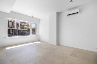 <p>In een rustige éénrichtingsstraat, op wandelafstand van het strand, de duinen, winkels en de tram, bevindt zich dit instapklare appartement van 65 m². Een ideale combinatie van vakantiegevoel en dagelijkse praktische bereikbaarheid.</p>
<p>Het appartement werd <strong>volledig vernieuwd</strong> met oog voor comfort en energiezuinigheid. De lichtrijke leefruimte sluit naadloos aan op de open keuken, uitgerust met moderne toestellen waaronder inductievuur en vaatwasser. De badkamer kreeg een stijlvolle afwerking met inloopdouche. Twee volwaardige slaapkamers maken de indeling compleet.</p>
<p>Achteraan geniet je van een <strong>ruim terras</strong>, ideaal voor ontspannen momenten in alle privacy.</p>
<p>Dankzij de warmtepomp en de uitstekende EPC-score (label B) woon je hier comfortabel en energiezuinig, met lage gemeenschappelijke kosten.</p>
<p><strong>Troeven:</strong></p>
<ul>
<li>
<p>Volledig vernieuwd en instapklaar</p>
</li>
<li>
<p>Terras aan achterzijde</p>
</li>
<li>
<p>Energiezuinig (EPC B) met warmtepomp</p>
</li>
<li>
<p>Rustige ligging op wandelafstand van strand, duinen en tramhalte</p>
</li>
<li>
<p>Kleinschalig gebouw</p>
</li>
<li>
<p>Mogelijkheid tot aankoop van een kelderberging</p>
</li>
</ul>