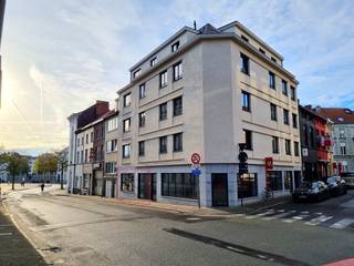 Deze casco handelsruimte van +/- 70 m² is gelegen op een absolute toplocatie in de onmiddellijke nabijheid van het Sint-Pietersplein. Dankzij...