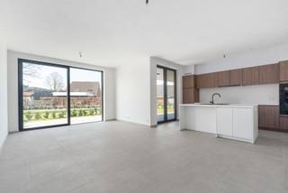 Nieuwbouwappartement met twee slaapkamers, tuin en ondergrondse autostaanplaats te koop in Zulte <br /><br />Residentie Strohalm is een prestigieus nieuwbouwproject op een uitmuntende, centrale ligging in Zulte. Vanuit deze locatie geniet u van een vlotte verbinding naar Deinze, Waregem en het op- en afrittencomplex van de E17 in Kruisem. De groene tuin rondom het project zorgt dan weer voor de nodige rust.<br /><br />Verder beschikt de residentie over ondergrondse parkeerplaatsen, aparte bergingen, een ruime gemeenschappelijke tuin en bezoekersparking. Alle nodige faciliteiten, zoals winkels, scholen en openbaar vervoer, bevinden zich op wandelafstand, wat het wooncomfort nog verder verhoogt.<br /><br />Dit appartement van 116,44 m² bevindt zich op het gelijkvloers en beschikt over een private tuin met een inpandig en buiten terras aan de zijkant van het gebouw. De indeling is doordacht en praktisch, met een kwalitatieve afwerking en moderne technieken.<br /><br />Indeling:<br />- Lichtrijke leefruimte met toegang tot het terras<br />- Volledig uitgeruste keuken met kookeiland<br />- Berging voor extra opbergruimte<br />- Apart gastentoilet<br />- Badkamer met dubbele lavabo en inloopdouche<br />- Twee volwaardige slaapkamers<br />- Dressing<br /><br />Voorzieningen:<br />- Geothermische warmtepomp met een interne boiler van 180 liter<br />- Vloerverwarming voor optimaal comfort<br />- Ventilatiesysteem type D voor een gezond binnenklimaat<br />- Videofonie voor extra veiligheid<br /><br />Ondergrondse parkeerplaatsen en bergingen dienen mee aangekocht te worden bij het appartement.<br /><br />E-peil: maximaal 25, S-peil: maximaal 28. <br /><br />In deze residentie zijn in totaal nog appartementen beschikbaar, met oppervlaktes van 92 m² en 116 m². De appartementen beschikken over 1 of 2 slaapkamers.<br /><br />Prijzen:<br />- Appartementen (exclusief kosten): tussen €315.421 en €412.976<br />- Ondergrondse parkeerplaatsen (exclusief kosten): tussen €20.000 en €23.000<br />- Ondergrondse bergingen (exclusief kosten): tussen €5.293 en €10.397<br /><br />Wenst u meer informatie of een bezoek ter plaatse? Neem gerust contact met ons op en ontdek zelf de troeven van Residentie Strohalm!