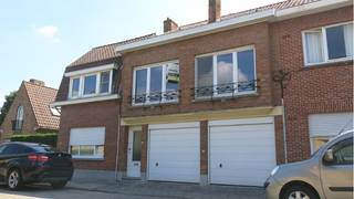 <strong>Ruime Bel-Etage</strong> woning met <strong>2 slaapkamers</strong>, TERRAS en grote <strong>TUIN </strong>op een interessante ligging in Assebroek, vlakbij het centrum, diverse winkels en met een vlotte verbinding naar de ring en het centrum van Brugge.<br />+ Energielabel C!<br />+ Uitstekende mobiscore  9,1 op 10!  <br />Garage niet inbegrepen<br /><br />Omvat een inkom met vestiaire, wasplaats, ruime berging, badkamer met ligbad, lavabo en toilet, terras en tuin, living, ingerichte keuken, 2 slaapkamers waarvan 1 met een wastafel, 2e badkamer met douche en toilet.<br />#leukwonen #assebroek #brugge<br /><br />Beschikbaar  1 oktober 2026