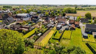 HALFOPEN TE RENOVEREN WONING OP 885 M² IN KANEGEMDeze halfopen woning is rustig gelegen in Kanegem op een perceel van maar liefst 885 m² met zicht op...
