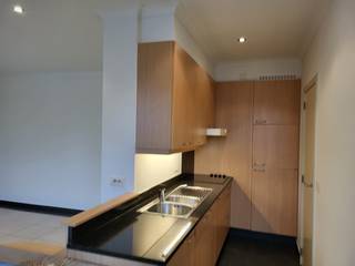 Dit <strong>dakappartement </strong>in het <strong>bruisende Gent</strong> wacht op een nieuwe bewoner om hun thuis te maken. Ontdek het unieke dakappartement in het hartje van Gent, gelegen op de <strong>Vlaanderenstraat</strong>. Dit lichte en ruime appartement op de 4de verdieping biedt een comfortabele en gezellige leefruimte. Er is een lift aanwezig in het gebouw.<br /><br />Bij het betreden van het appartement wordt u verwelkomd in een mooie inkomhal. De <strong>open en lichtrijke</strong> <strong>leefruimte </strong>met <strong>aansluitende keuken</strong> vormt het kloppende hart van dit appartement. De keuken is uitgerust met moderne voorzieningen en biedt de mogelijkheid om alle heerlijke maaltijden te bereiden. Verder beschikt het appartement over een <strong>comfortabele slaapkamer</strong> en<strong> nette badkamer</strong> met douche. Ook een praktische berging is aanwezig, ideaal voor opslag.<br /><br />Het <strong>historisch centrum van Gent</strong>. Hier vind je op elke hoek van de straat iets nieuws om te beleven. Geniet van gezellige avonden in de hippe buurten van Gent. Bovendien zijn er tal van heerlijke eetgelegenheden en winkels in de directe omgeving van het appartement.<br /><br />Huurprijs: € 715 + € 55 algemene onkosten per maand.<br /><br />Belangrijk om te vermelden is dat het appartement beschikt over het Energieprestatiecertificaat (EPC) met een C en een verbruik van 243 kWh/m².<br /><br />Beschikbaar vanaf 1 april 2026<br /><br />Aarzel niet om ons te contacteren voor meer informatie of om een bezichtiging in te plannen.