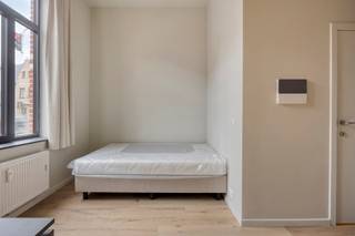 <span><strong>**Vraag uw brochure op/bezoek aan!**</strong></span><br /><br /><span>Residentie The Hills is een opbrengstpand dat voor zowel studerende jongeren in de Leuvense stadskern als in Heverlee en Brussel een goede locatie biedt. Je bent op wandel/ fiets afstand van de Leuvense Stadskern, het Sportkot, de KULeuven campussen in de binnen en buitenstad alsook het station van Leuven en Heverlee. Deze residentie is gelegen op de </span><strong>Naamsesteenweg</strong><span>. Niet alleen zijn strategische ligging is een troef maar ook de residentie zelf zal puur genieten zijn. Via de Hertogstraat bent u op enkele minuten op de </span><strong>Arenberg faculteiten</strong><span> als op de </span><strong>UCLL-campussen</strong><span>.</span><br /><br /><span>Deze residentie is een </span><strong>vernieuwbouwproject</strong><span>. De renovatie werd uitgevoerd met oog voor detail, kwaliteitsvolle materiaalkeuze en afwerking. Daarnaast voldoet het gebouw aan de strenge energiezuinigheidsnorm van 2025. Deze knusse residentie bestaat uit </span><strong>5 kamers eigen sanitair en 1 studio met privé tuin</strong><span>. Bijkomend heeft dit pand een gemeenschappelijke keuken. Kortom, deze residentie heeft het allemaal.</span><br /><br /><span><strong>Interesse? Vraag je brochure op en plan uw bezoek in met onze Expert Investeringsvastgoed: jack@connect-immo.be of 0495 53 46 49</strong></span><br /><br /><span>EPB startverklaring</span><br /><span>wche, gdv, gvkr, gvv</span>