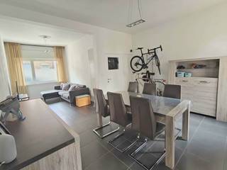 Gezellige instapklare woning in het hart van Willebroek.<br /><br />Op zoek naar een verzorgde, instapklare woning op een rustige locatie? Dan is deze charmante woning zeker een bezoek waard.<br /><br />De woning beschikt over 3 volwaardige slaapkamers, verspreid over twee verdiepingen.<br /><br />Geniet van de zuidgerichte tuin en het terras, waar je de hele dag van de zon kunt genieten. De aangename buitenruimte maakt het ideaal om te ontspannen of gezellig te barbecueën.<br /><br />Daarnaast is de woning uitgerust met zonnepanelen, wat zorgt voor een lagere energiefactuur en een duurzamere woonervaring.<br /><br />In de kelder bevinden zich alle technische voorzieningen, waaronder de aansluitingen voor water, gas, elektriciteit, fiber en coax, wat zorgt voor een overzichtelijke en praktische indeling.<br /><br />Gelegen in een rustige, kindvriendelijke buurt, terwijl winkels, scholen, openbaar vervoer en belangrijke invalswegen zich op korte afstand bevinden. Zo combineer je een rustige woonomgeving met een uitstekende bereikbaarheid.<br /><br />Troeven op een rij:<br /><br />Instapklare woning<br />3 slaapkamers<br />Zuidgerichte tuin en terras<br />Zonnepanelen<br />Praktische kelder met alle technische aansluitingen<br />Rustige ligging<br />Centrale locatie nabij winkels, scholen en openbaar vervoer<br /><br />Interesse? Neem vandaag nog contact op voor een bezoek en ontdek zelf alle troeven van deze woning.