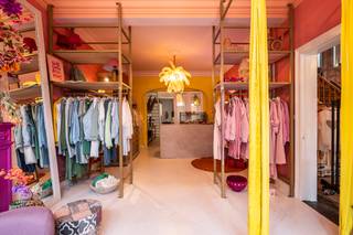 <p><strong>Op een centrale locatie in het hart van Kasterlee bevindt zich dit uitzonderlijk karaktervol eigendom, momenteel gekend als Boudoir D’or. Dit stijlvolle burgerhuis combineert een authentieke uitstraling met tal van mogelijkheden voor wonen, werken en ondernemen. De statige voorgevel met markante erker geeft het eigendom een sterke visibiliteit en unieke uitstraling in het straatbeeld. Binnenin zorgen bewaarde karakterelementen, zoals parketvloeren, glas-in-loodramen, hoge plafonds, rozetten en moulures, voor een warme sfeer. Dankzij de indeling en centrale ligging leent dit eigendom zich uitstekend voor diverse invullingen: handelspand met woonst, kantoorruimte, praktijkruimte, showroom, vrij beroep of een stijlvolle combinatie van wonen en werken. De authentieke architectuur geeft elke professionele activiteit extra uitstraling. Bovendien geniet het eigendom van een uitstekende bereikbaarheid, met voorzieningen in de directe omgeving en parkeermogelijkheden op eigen terrein, achteraan bereikbaar via de Markt. Dit vormt een belangrijke troef voor bewoners, klanten en bezoekers.<br /><br /></strong><span>Gelijkvloerse verdieping</span>: Op de gelijkvloerse verdieping wordt men verwelkomd in een stijlvolle inkomhal met prachtige authentieke trap. Het voorste gedeelte is momenteel ingericht als kledingszaak en geniet, dankzij de centrale ligging en zichtbaarheid in het straatbeeld, van een sterke commerciële uitstraling.<br /><br />Achterliggend bevindt zich het private woongedeelte met gezellige woonkamer en aansluitende keuken. De indeling laat toe om wonen en werken comfortabel te combineren. Vanuit dit achterste gedeelte is er via een vaste trap toegang tot de bovenverdieping, zonder door de kledingszaak te moeten gaan. Zo ontstaat een duidelijke scheiding tussen het professionele gedeelte vooraan en het private gedeelte achteraan.<br /><br />De woonkamer beschikt over een open haard op gas. De keuken is uitgerust met een Godin kookvuur op gas, extra oven, koelkast en diepvries. Langs de achterzijde is er toegang tot de tuin. Verder biedt deze verdieping toegang tot de kelder.<br /><br /><span>Eerste verdieping</span>: Op de eerste verdieping bevinden zich twee ruime slaapkamers. De masterbedroom beschikt over airco, dressing en ensuite badkamer. Daarnaast zijn er momenteel een woonkamer en eetkamer ingericht, die ook perfect kunnen dienen als bijkomende slaapkamer, hobbykamer, bureau, wachtruimte, praktijkruimte of polyvalente ruimte. Tot slot is er nog een extra kamer met toilet en wastafel. Dankzij de ruimte kan hier indien gewenst ook een douche worden geplaatst, waardoor een bijkomende badkamer mogelijk is. Via een vaste trap is er toegang tot een ruime zolderkamer met tal van mogelijkheden.<br /><br /><span>Buitengebeuren:</span> Achteraan beschikt het eigendom over een gezellige tuin met aangenaam terras. De tuin is zowel langs de zijkant toegankelijk, praktisch voor fietsen en/of containers, als via de achterzijde dankzij een servitude via de Markt, die bij de woning hoort. Hierdoor kan men ook met de wagen tot op het perceel rijden. Momenteel zijn er achteraan twee private autostaanplaatsen voorzien, een belangrijke troef voor bewoners, klanten en bezoekers. <br /><br />Verder bevindt zich achteraan een ruim bijgebouw/magazijn, ideaal als extra opslagruimte voor de huidige kledingszaak, stockageruimte, werkplaats, hobbyruimte of ondersteunende ruimte voor een zelfstandige activiteit aan huis. Aansluitend is er bovendien nog een overdekt terras aanwezig.<br /><br /><span>Bijzonderheden:</span> <br />- Volledig onderkelderd <br />- Verwarming op mazout d.m.v. radiatoren <br />- Ruim magazijn <br />- EPC: 575 Kwh/m²/j <br /><br />Bekijk dit eigendom via onze virtual tour: https://tour.giraffe360.com/9382448a8b8d45bc8def99252a3bdcf5</p>