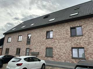 <div>STEENHUIZE-WIJNHUIZE - Ruim, lichtrijk appartement met groot terras én garage.<br /><br />Inschrijven voor het geplande bezoekmoment kan via onze website => www.immoderas.be/afspraak-instructies<br /><br />Dit ruime en energiezuinige appartement bevindt zich in het hart van de Vlaamse Ardennen. De moderne, hedendaagse architectuur maakt van dit wooncomplex een uniek project binnen zijn categorie.<br /><br />Het appartement omvat een inkomhal met gastentoilet, een zeer ruime en lichtrijke woonkamer, een volledig uitgeruste keuken, een praktische berging, twee slaapkamers, een badkamer met ligbad én douche, en een royaal terras. Vanuit de leefruimte geniet u van een adembenemend uitzicht over de achterliggende weilanden en akkers. Deze woonst onderscheidt zich door het gebruik van hoogwaardige materialen, een verfijnde afwerkingsgraad en de rustige, landelijke ligging. Als extra troef beschikt het appartement ook over een private garagebox!<br /><br />Mogelijkheid tot het bijhuren van een autostaanplaats: €30/maand.</div>