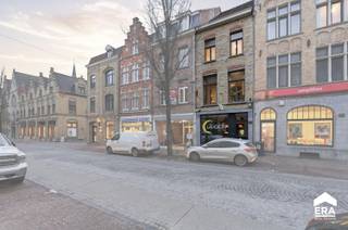 Handelspand met triplex appartement in hartje Ieper – ideale investeringIn de Rijselstraat, pal in het bruisende centrum van Ieper, stellen wij u dit...
