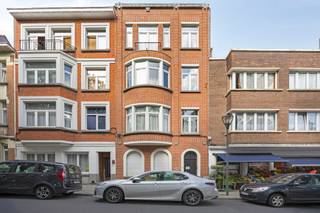 <p>Deze opbrengsteigendom in Brussel bestaat uit vier afzonderlijke appartementen, elk voorzien van een eigen terras. Het gelijkvloers appartement geniet bovendien van een privatieve tuin. Dankzij de vlotte verbinding naar het centrum van Brussel, de nabijheid van openbaar vervoer en het aantrekkelijke rendementspotentieel vormt dit gebouw een interessante opportuniteit voor investeerders.</p><p></p><p><u>Beschrijving van het gebouw</u>:</p><ul><li><p>Gelijkvloers appartement (76m²): inkomhal, woonkamer, keuken, badkamer, één slaapkamer, terras en privatieve tuin. EPC: 513 kWh/m² - label G.</p></li><li><p>Eerste verdieping (89m²): woonkamer, eetkamer, keuken, badkamer, een slaapkamer, bureauruimte en terras. EPC: 301 kWh/m² - label F.</p></li><li><p>Tweede verdieping (89m²): woonkamer, eetkamer, keuken, badkamer, een slaapkamer, bureauruimte en terras. EPC: 268 kWh/m² - label E-.</p></li><li><p>Derde verdieping (88m²): woonkamer, eetkamer, keuken, badkamer, een slaapkamer, bureauruimte en terras. EPC: 784 kWh/m² - label G.</p></li></ul><p>Gelegen op een uitstekende locatie met een vlotte verbinding naar het centrum van Brussel en de belangrijkste uitvalswegen. Openbaar vervoer bevindt zich op wandelafstand, wat bijdraagt aan het wooncomfort en de verhuurbaarheid van de appartementen.</p><p>Ideaal voor investeerders die op zoek zijn naar een opbrengsteigendom met vier afzonderlijke appartementen en een aantrekkelijk rendementspotentieel.</p><p></p><p>Stedenbouwkundige inlichtingen werden aangevraagd.</p><p>Elektrische keuringen niet conform.</p><p></p><p>Bij interesse kunt u contact opnemen via 0483/09.94.71 of via noa.verbustel@living-stone.be.</p>