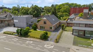 <p>ALTRO VASTGOED VERKOOPT: Bezoek op afspraak</p><p>Op een strategische toplocatie tussen Nazareth en Eke staat deze alleenstaande woning in bungalowstijl te koop. Een absoluut unicum in de gegeerde regio Nazareth-De Pinte, waar dit type eigendommen zelden op de markt komt. De ligging is ideaal: u woont dicht bij winkels en geniet van een uitstekende verbinding met de belangrijkste invalswegen.</p><p>Het pand ligt op een mooi, ruim perceel met een voortuin, een grote oprit en een aangename achtertuin. Binnenin verrast de woning door haar ruimte en lichtinval. Het gelijkvloers beschikt over een grote inkomhal, een lichtrijke leefruimte, een ingerichte keuken, een wasruimte, een compacte badkamer en een aangrenzende garage. Daarnaast is er beneden een extra kamer, perfect als slaapkamer of bureau. De verdieping telt een grote overloop en drie ruime slaapkamers.</p><p>Dit is een gezinswoning met enorm veel potentieel, al is er wel nog werk aan de winkel. Het pand bevindt zich in een op te frissen staat en vraagt de nodige aanpakkosten om het te moderniseren naar de huidige normen. Een commercieel pluspunt: de woning valt niet onder de verplichte renovatieverplichting van de overheid.</p><p>Bent u op zoek naar een vrijstaande woning op een centrale ligging die u nog volledig naar uw eigen hand kunt zetten? Grijp dan uw kans in deze gezochte regio.</p><p>Contacteer uw vastgoedmakelaar Leen op 0478/69.84.34 of mail naar Leen@altro-vastgoed.be.</p>