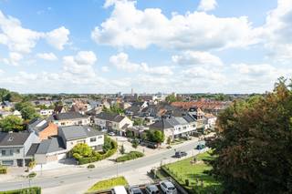 strong&gt;Ben je op zoek naar een instapklaar appartement met 2 slaapkamers, terras en parkeermogelijkheden op een toplocatie in Aalst? Gevonden!<br />Op de vijfde verdieping van een verzorgde residentie bevindt zich dit lichtrijke en instapklare appartement. De residentie biedt heel wat extra comfort dankzij de ruime parking, het verzorgde park, een centraal afvalpunt en een beveiligde fietsenstalling. Een supermarkt, lagere school, apotheek en openbaar vervoer bevinden zich op wandelafstand, terwijl je in amper 10 minuten naar het centrum van Aalst wandelt. Ook de oprit van de E40 ligt op slechts 2 km.
<p>Het appartement beschikt over een gunstig EPC-label B en driedubbele beglazing. Daarnaast zijn een conforme elektrische keuring tot 2044 en een privatieve kelderberging aanwezig. Er is een ondergrondse parkeerplaats verplicht mee aan te kopen voor €12.500. Het appartement is momenteel verhuurd aan €750 per maand, vermeerderd met €200 gemeenschappelijke kosten, wat het ook interessant maakt als investering.</p>
<p>Binnen kom je terecht in de lichtrijke leefruimte van 32 m² met open keuken, uitgerust met inductiekookplaat, oven en vaatwasser. Zowel vanuit de leefruimte als vanuit de keuken heb je rechtstreeks toegang tot het aangename terras, een fijne extra buitenruimte om te ontspannen. Verder zijn er twee slaapkamers van 9 m² en 12 m² en een badkamer met douche, toilet en lavabo.</p>