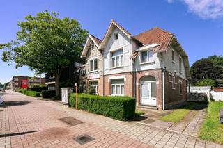 Bekijk deze woning uitgebreid op www.koosi.beDeze karaktervolle woning met 4 slaapkamers en leuke grote tuin is in 2017 volledig gerenoveerd en voorzien van verwarming en koeling op een warmtepomp.De woning is zeer centraal gelegen en alles wat je dagdagelijks nodig hebt is in de nabije omgeving te vinden.Er bestaat de mogelijkheid om optioneel een achterliggend magazijn van 200m² bij aan te kopen.We betreden de woning via een kleine inkomhal en komen dan via de originele voordeur in de trappenhal. Vanuit deze hal krijgen we toegang tot de living, de keuken, de kelder en het gastentoilet.Als we de living binnenkomen merken we direct op dat deze woning met zorg gerenoveerd is in 2017.Vooraan is het salon geplaatst, centraal vinden we de eetplaats en achteraan is momenteel een bureau geïnstalleerd.De keuken is bereikbaar vanuit de gang en de eetkamer en is voorzien van de nodige toestellen.Achter de woning is nog een grote en verwarmde veranda geplaatst die dienst kan doen als extra leefruimte.Op de eerste verdieping vinden we 3 slaapkamers en een badkamer.Als we boven komen hebben we rechts een kamer die momenteel ingericht is als opbergruimte en bureau.Naast deze kamer, ook achteraan en met zicht op de tuin, is de grote slaapkamer gelegen. Deze kamer bestaat uit 2 delen, het deel waar het bed staat en nog een deel waar je perfect nog een salon kan maken met zicht op de tuin.Aan de voorzijde van de woning vinden we nog een ruime slaapkamer die nu dienst doet als kamer voor de kleinkinderen.Naast deze kamer is de badkamer gelegen met douche, lavabo en toilet.Op de tweede verdieping achteraan is nog een ruime slaapkamer gelegen.Aan de voorzijde komen we in de grote bergzolder, deze ruimte zou eventueel ook nog ingericht kunnen worden als 5de slaapkamer.Achter de veranda is een ruim terras gelegen, vanop dit terras hebben we toegang tot de garage.In de grote tuin vinden we nog een tuinhuis achteraan.De woning is voorzien van een grote en droge kelder.Heel de woning wordt verwarmd met een airco/warmtepomp-systeem.Er bestaat de mogelijkheid om optioneel een achterliggend magazijn van 200m² bij aan te kopen.