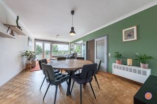 Vandaag nemen we je mee naar het centrum van Bornem. Dit instapklaar appartement bevindt zich op wandelafstand van winkels, scholen en andere faciliteiten. De gemeente ligt aan de rechteroever van de Schelde. Samen met de gemeente Puurs-Sint-Amands vormt Bornem de streek Klein-Brabant.<br /><br />Via trap of lift bereik je de tweede verdieping, waar zich het aangeboden appartement bevindt. De inkomhal geeft toegang tot de lichtrijke woonkamer met aansluitend de volledig geïnstalleerde keuken. De keuken geeft toegang tot het terras achteraan met mooi open zicht. Aan de voorzijde is een zuidelijk gericht terras gelegen, te bereiken via het schuifraam in de woonkamer.<br /><br />Het appartement is verder voorzien van een gastentoilet, twee slaapkamers en een badkamer voorzien van een douche in bad en lavabo.<br />Momenteel bevindt er zich in de leefruimte een bureauruimte maar deze kan perfect ingericht worden als derde slaapkamer.<br /><br />Daarnaast voorziet het appartement in een gemeenschappelijke fietsenstalling en een ondergrondse autostaanplaats (inbegrepen in de prijs).<br /><br />Het appartement geniet van een mooie afwerkingsgraad en is met haar energielabel B zeer energiezuinig.<br /><br />Heb je interesse in dit appartement in het centrum van Bornem?<br />Neem gerust contact op via roy@julimmo.be of 0498 62 74 71.