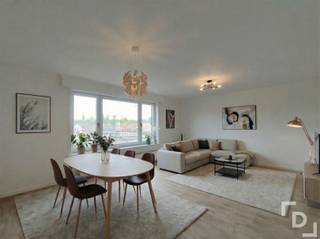 <p><span>In de Lombaardstraat, in het centrum van Ieper, vinden we dit volledig gerenoveerde appartement terug. De straat mondt uit in de Rijselstraat, wat zorgt voor een vlotte toegang en tevens vele voorzieningen zoals: diverse horeca, kleinhandel, supermarkten, scholen, openbaar vervoer, enz.</span></p><p><span> </span></p><p><span>Het appartement zelf begeeft zich op de tweede verdieping en is zowel bereikbaar met de trap als met de lift. Vanaf de inkomhal zien we meteen dat dit appartement gerenoveerd werd met nieuwe, kwalitatieve materialen. Aan de rechterzijde komen we in de ruime en lichtrijke woonkamer die in verbinding staat met de volledig geïnstalleerde keuken. Deze is uitgerust met een microgolf- en heteluchtoven, een dubbele spoelbak, een koelkast, een  inductiekookplaat met dampkap en een vaatwas. </span></p><p><span> </span></p><p><span>Terug in de inkomhal treffen we nog verschillende deuren aan. Deze leiden enerzijds naar de twee grote slaapkamers (450*394 &amp; 460*386) en anderzijds naar het aparte toilet en de badkamer. Deze is voorzien van een inloopdouche, een wastafel in meubel met spiegelkast en aansluiting voor een wasmachine en droogkast.</span></p><p><span> </span></p><p><span>De gemeenschappelijke kosten voor dit appartement bedragen €50 per maand en worden gebruikt voor het onderhoud van de lift en een twee-wekelijkse poetsbeurt van de gemeenschappelijke delen.</span></p><p><span> </span></p><p><span>TROEVEN:</span></p><p><span>- Centrale doch rustige ligging</span></p><p><span>- Volledig gerenoveerd</span></p><p><span>- Grote ruimtes</span></p><p><span>- Kelder</span></p><p><span> </span></p><p><span>Opmerking: de spatwand in de keuken wordt nog afgewerkt.</span></p><p><span> </span></p><p><span>Bent u benieuwd naar dit appartement? Plan dan nu uw bezoek op 057 69 99 70 of via info@whitehouse.immo!</span></p>