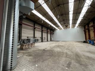 Dit magazijn te huur bevindt zich in Gent, gunstig gelegen langs de R4 met uitstekende bereikbaarheid richting de haven en de E40. De unit bevindt zich aan de achterzijde van een bedrijfsgebouw dat wordt gedeeld met diverse ondernemingen, waaronder CEBEO.Oppervlaktes:Atelier/magazijn: 600 m²Bouwjaar:1971Specificaties:- Vloer: beton en betontegels- Staalstructuur- Warmteluchtblazers- Nokhoogte atelier: 11 m- Vrije hoogte atelier: 8 m- Geautomatiseerde poort- Poort achteraan: B: 4,8 m en H: 4,4 m- Vermogen: 450 KVA- 3*400V+N- Opstalrecht voor zonnepanelen op het dak Beschikbaarheid: Onmiddellijk beschikbaar.Bent u geïnteresseerd in dit bedrijfsgebouw bestaande uit een magazijn te huur in Gent? Aarzel dan niet om ons te contacteren via 09 245 35 35.