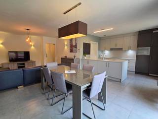 <p><span><strong>Prachtig gelijkvloers appartement met 2 slaapkamers en ruime tuin.</strong></span></p>
<p>U komt binnen via de inkomhal die alle vertrekken met elkaar verbindt. Van hieruit betreedt u via een glazen deur de open leefruimte, waar licht en ruimte centraal staan. Deze ruimte biedt alle mogelijkheden om in te richten met een comfortabele zithoek, een ruime eetplaats en eventueel zelfs een bureauhoek.</p>
<p>Aansluitend bevindt zich de open keuken die naadloos aansluit op de leefruimte. Deze is volledig uitgerust met alle hedendaagse toestellen en voldoende opbergmogelijkheden. Het keukeneiland vormt een extra troef en biedt bijkomende kastruimte en een afgietbak. Naast de keuken is er een zeer ruime voorraadberging voorzien met aansluiting voor wasmachine en extra stockage.</p>
<p>Vanuit de leefruimte geniet u van een prachtig zicht op de noordgerichte tuin van 100 m², die bereikbaar is via een schuifpui of achterdeur. Het aansluitende terras van 35 m² vormt een ideale buitenruimte om in alle rust te genieten. De tuin is bovendien ook rechtstreeks toegankelijk via de private bovengrondse autostaanplaats, wat zorgt voor extra praktische gebruiksvriendelijkheid.</p>
<p>Het appartement beschikt over twee slaapkamers. De ruime master bedroom biedt voldoende plaats om twee kastenwanden om zo een soort inloopdressing te creëren. De tweede slaapkamer is perfect als logeerkamer, kinderkamer, bureau of hobbyruimte.</p>
<p>De badkamer is volledig uitgerust met een douche, ligbad, badkamermeubel met enkele wastafel, opbergruimte en drie spiegelkastjes. Daarnaast is er ook een apart toilet aanwezig.</p>
<p>Tot slot beschikt deze woning over uitstekende parkeermogelijkheden. Er is zowel een ondergrondse ruime autostaanplaats als een bovengrondse private staanplaats vlak aan de tuin. Vanuit de ondergrondse parking is er bovendien een ruime kelderberging voorzien met dubbel stopcontact, ideaal voor extra opslagruimte.<br /><br />Positieve punten:<br />- Ruim appartement met veel buitenruimte.<br />- EPC label A.<br />- Toilet op regenwater.<br />- Locatie nabij centrum Dessel.<br />- Rolluiken in beide slaapkamers.<br />- Lift aanwezig binnen de residentie.<br />- Servicekosten inbegrepen in de huurprijs.</p>