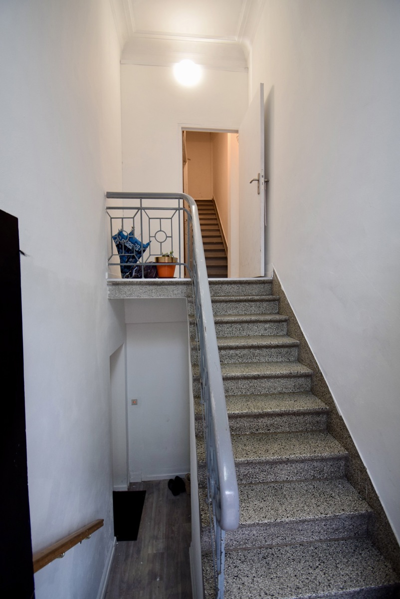 Vergunde opbrengsteigendom bestaand uit 2 ruime verzorgde appartementen met goede ligging - foto 3