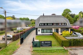 Op zoek naar een plek waar je werken en wonen moeiteloos combineert? Deze woning werd volledig gerenoveerd en beschikt over een achtergelegen magazijn. Gelegen op een goede verbindingsweg tussen Zandhoven en Lier. <br /><br />Het perceel bestaat uit:<br />- voortuin,<br />- woning,<br />- terras en tuin,<br />- magazijn.<br /><strong><br /></strong>INDELING WONING GELIJKVLOERS<br />Mooie inkomhal met apart gastentoilet. <br />Leefruimte met gezellige haard.<br />Volledig vernieuwde keuken.<br />Aangrenzende veranda met zicht op terras en tuin.<br /><br />INDELING WONING VERDIEPING<br />Drie ruime slaapkamers met grote luxueuse badkamer.<br /><br />ZOLDER te bereiken via uitschuifbare trap. <br />KELDER die dienst doet als was- en bergruimte.<br /><br />INDELING MAGAZIJN (180 m²)<br />Open ruimte aangevuld met een apart bureel. Verder is hier voorzien in een kleine studio met kitchenette en douchekamer. Deze studio heeft geen apart adres maar kan wel dienst doen als logeerkamer of andere.<br /><br /><br />BIJZONDERHEDEN<br />Nuttige hoogte in het magazijn: 4,2m (poort is 2,78m breed / 3,25m hoog).<br />Centrale verwarming op gas (condenserend toestel).<br />Camera bewaking aanwezig.<br />Apart huisnummer voorzien voor het magazijn.<br />Alu ramen met drie-dubbele beglazing.<br />Airco op 1e verdieping en in de veranda.<br /><br /><br />POSITIEVE ASPECTEN<br />Knappe renovatie met tevens oog voor isolatie.<br />Ideale combinatie werken/wonen.