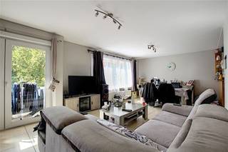 Gezellig 2-slaapkamerappartement op het gemeenteplein van Helkijn. Lift aanwezig. Via de inkom bereik je de lichtrijke leefruimte met terras...