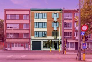 Dit volledig gerenoveerde gebouw bestaat uit drie energiezuinige loft-appartementen van elk ca. 150 m² met terrassen van ca. 15 m², en een...