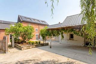Op een royaal perceel van maar liefst 20a10ca, met een straatbreedte van ongeveer 24 meter, bevindt zich een ruime woning met 5 slaapkamers, diverse bijgebouwen en een aangename binnenkoer. Je woont hier rustig: éénmaal op de binnenkoer vertoef je volledig in het groen. Bijzonder is dat je bovendien niet moet inboeten op bereikbaarheid: het bruisende centrum van Geraardsbergen, scholen en winkels liggen allemaal in de onmiddellijke omgeving.<br />De hoofdwoning beschikt over 5 slaapkamers, mooie trappenhal, ruime leefruimte met volledig ingerichte keuken, 2 toiletten en moderne badkamer.<br />Een bijzonder sterke troef is de aanwezigheid van verschillende afzonderlijk toegankelijke ruimtes rond de binnenkoer. Naast de huidige woning zijn er onder meer een kleinere woning, met ook een inkomdeur aan de straatzijde, die verder gerenoveerd dient te worden (idéaal voor vrij beroep, zelfstandige activiteit, ...), een grote bergruimte met verdieping en een nagelnieuwe open ruimte (loods), reeds voorzien van airco. Dankzij de afzonderlijke toegangen biedt het geheel bijzonder veel potentieel voor wie wonen en werken wil combineren of nood heeft aan opslag- of atelierruimte. Het is bovendien ook het idéale domein voor co-housing: naast de hoofdwoning kunnen dus nog 3 afzonderlijke woonentiteiten worden voorzien. Een combinatie van B&B al dan niet met afzonderlijke vakantiewoningen behoort ook tot de mogelijkheden. De eigendom ligt in woongebied met landelijk karakter, bovenvermelde bestemmingen hangen af van de nodige vergunningen.<br />Troeven op een rij:<br />- Perceel van 20a10ca <br />- 24 meter straatbreedte<br />- 200 m² reeds ingerichte bewoonbare oppervlakte<br />- Zonnepanelen<br />- Lucht-lucht warmtepomp<br />- Geen renovatieplicht (EPC-label D)<br />- 5 slaapkamers (1 verder in te richten)<br />- Ruime leefruimtes<br />- Ultra-moderne keuken en badkamer<br />- 3 extra aparte entiteiten met vele mogelijkheden<br />- Verschillende afzonderlijke toegangen<br />- Centrale binnenkoer<br />- Parking voor meerdere wagens<br />- Strategisch gelegen in het groen, met De Gavers en het Raspaillebos om de hoek. <br /><br />Contacteer Karin voor meer info en een bezoek: 0468/12 68 62- karin@albert.immo