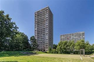 <p> </p><p>Algemeen:</p><p>Gezellig en zonnig appartement met 3 slaapkamers en terras gelegen op een achtste verdieping in een residentieel gebouw met een panoramisch uitzicht op de stad!</p><p>Het appartement is zeer netjes onderhouden. Er is collectieve centrale verwarming op gas aanwezig. Een EPC-score van slechts 217 kWh/m²/jaar is mooi meegenomen.</p><p>Prachtig gelegen bij winkels, scholen en openbaar vervoer. AANRADER!</p><p>OMGEVING:</p><p>Ter Heydelaan, Gallifortlei, Kerkeveldlaan</p><p>Indeling Appartement:</p><p>Via lift of trap komen we in een ruime hal met vele ingemaakte kasten. Aan de inkomhal is er een aparte gastentoilet aanwezig.</p><p>De mooie living die tevens voorzien is met parket heeft toegang tot een aangename terras.</p><p>De keuken is functioneel en volledig ingericht met toestellen. Verder vinden we dan 3 slaapkamers en badkamer. Deze is voorzien van douche, lavabo in meubel, ingemaakte kast en douche.</p><p>Een kelder (nr 62) is inbegrepen in de prijs.</p><p>Algemene informatie:</p><p>Ruimtelijke ordening: Gvkr, stedenbouwkundige inlichtingen in aanvraag</p><p>P-score: A</p><p>G-score: A</p><p>Algemene onkosten: 289,80 € per maand (water, cv, gang, lift, onderhoud, syndicus, blokpolis, reservefonds....)</p><p>Algemene toestand:</p><p>Dak vernieuwd en geïsoleerd in 2016, parket in heel mooie staat, airco in de living</p><p>Interesse?</p><p>Zoekt u een leuk appartement op een uitstekende locatie? Wees er dan snel bij! Neem contact op met Altro-vastgoed op het nummer 03/459.89.59</p><p> </p><p> </p>