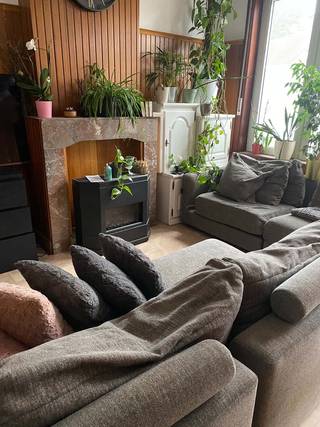 Op zoek naar een betaalbare woning met tuin die je volledig naar eigen smaak kunt renoveren en inrichten?<br />Deze woning van ca. 100 m², gelegen in Sint-Rochus te Halle, biedt een mooie basis voor starters, een jong gezin of wie op zoek is naar een woning met verschillende mogelijkheden.<br />De woning beschikt over 2 slaapkamers en een aparte bureauruimte.<br />De bureau kan eveneens gebruikt worden als hobbyruimte, dressing of extra praktische kamer.<br />Een bijkomende troef is de volledig ingerichte zolder, voorzien van 2 Velux-ramen die zorgen voor natuurlijke lichtinval. <br /><br />Daarnaast beschikt de woning over een kelder, ideaal als extra bergruimte. Ook de tuin is een aangename troef en biedt de mogelijkheid om een gezellige buitenruimte te creëren.<br /><br /><strong>Troeven</strong><br />Gelegen in Sint-Rochus – Halle<br />Totale oppervlakte van ca. 100 m²<br />2 slaapkamers<br />Aparte bureauruimte<br />Volledig ingerichte zolder<br />2 Velux-ramen op de zolder<br />Kelder met extra bergruimte<br />Tuin<br />Interessant renovatieproject<br />Ideaal als starterswoning<br />Mogelijkheid om de woning naar eigen smaak te moderniseren<br />EPC-label E<br /><br />Deze woning biedt een combinatie van ruimte, praktische mogelijkheden en een aangename buitenruimte.<br />De ingerichte zolder zorgt bovendien voor extra bruikbare oppervlakte en kan aangepast worden aan de noden van de nieuwe eigenaar.<br />Gelegen in Sint-Rochus te Halle, is dit een interessante kans voor wie op zoek is naar een woning die met de nodige renovatiewerken kan worden omgevormd tot een aangename en persoonlijke thuis.<br />Een woning met verschillende mogelijkheden, ideaal voor wie graag zelf de handen uit de mouwen steekt en zijn toekomstige thuis volledig naar eigen smaak wil creëren.<br />Interesse? Neem contact op en ontdek tijdens een bezoek zelf de mogelijkheden van deze woning.