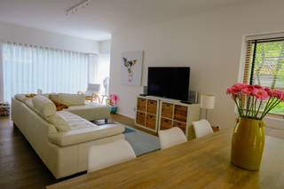 PRACHTIGE EN MODERNE VILLA MET 3 SLPK OP UNIEKE LIGGING IN HASSELT!Op een toplocatie aan de stadsrand van Hasselt, op de Mombeekdreef, bevindt deze...