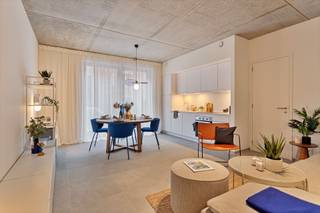 <p><span>Nieuwbouw appartement in Antwerpen </span></p><p><span> </span></p><p><span>*zonder meubels*</span></p><p><span> </span></p><p><span>Bent u op zoek naar de perfecte plek om te wonen in Antwerpen? Zoek niet verder!</span></p><p><span> </span></p><p><span>Het appartement is gelegen op de eerste verdieping. Het heeft een ruime en lichtrijke leefruimte met open keuken die alle nodige hedendaags comfort omvat. Daarnaast heeft het een terras van 6,5 m².</span></p><p><span>Via de nachthal zijn de slaapkamer, de badkamer met douche, wasplaats met aansluiting wasmachine/droogkast en het apart toilet toegankelijk.</span></p><p><span> </span></p><p><span>Mogelijkheid tot het huren van een ondergrondse autostaanplaats €90 en/of berging €30.</span></p><p><span> </span></p><p><span>Troeven:</span></p><ul><li><span>Lift</span></li><li><span>Vloerverwarming</span></li><li><span>Zonnepanelen</span></li><li><span>Fietsenbergingen</span></li></ul><p><span> </span></p><p><span>Dit appartement ligt het hart van Antwerpen waardoor u toegang heeft tot alle voorzieningen, winkels, restaurants, scholen, openbaar vervoer,....</span></p><p><span> </span></p><p><span>Vaste kosten €150: incl. vloerverwarming, onderhoud en verbruik gemeenschap.</span></p><p><span> </span></p><p><span>Voor meer informatie en prijzen, neem contact met ons op 03/283 06 06 of <span>info@reant.be</span></span><span>.</span></p>