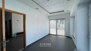 Kantoorruimte te huur met een totale oppervlakte van 150m².<br />Deze kantoorruimte geniet van een authentieke waterfrontligging in een omgeving waar wonen, toerisme, horeca en maritieme activiteiten samenkomen. De nabijheid van de jachthaven, de kust en de haven creëert een interessante mix van bezoekers en lokale klanten, ideaal voor uiteenlopende commerciële activiteiten.<br /><br /><u><strong>Benaderende OPPERVLAKTEN:</strong></u><br />Totale oppervlakte: 150m²<br /><br /><u><strong>INDELING:</strong></u><br />Gelijkvloers (150m²): 2 kantoorruimtes en 2 afzonderlijke toiletten<br /><br /><u><strong>Bestemmingsmogelijkheden</strong></u><br />kantoren (enkel gelijkvloerse verdieping)<br /><br /><u><strong>GROTE TROEVEN van deze kantoorruimte:</strong></u><br />- Voldoende parkeergelegenheid<br />- Vlotte bereikbaarheid nabij de jachthaven van Zeebrugge<br /><br /><u><strong>Bijzonderheden</strong></u><br />- Korttijdige bezetting<br />- Onmiddellijk beschikbaar<br /><br /><br />- Onze referentie op<strong> </strong><strong>www.centro.be</strong>: <strong>L0199-27</strong><br />- <strong>Interesse?</strong> Neem dan vandaag nog contact voor meer info of bezichtiging:<strong> </strong><strong>050700102</strong><strong>.</strong><br /><br /><strong>CENTRO | </strong><strong>BEDRIJFSVASTGOED </strong>is reeds 24 jaar <u>gespecialiseerd in de bemiddeling van commercieel- en bedrijfsvastgoed</u> in West- en Oost-Vlaanderen.<br /><strong>Wilt u ook weten hoeveel uw bedrijfsgebouw waard is?</strong><br />Contacteer ons vrijblijvend voor een marktconforme waardebepaling van uw pand. <br />