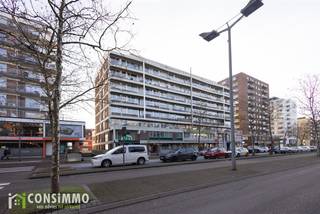 Bent u op zoek naar een appartement op een centrale ligging in Genk? Dit appartement aan de Dieplaan 15 bus 23 combineert een praktische indeling met een aangenaam terras, een lift in het gebouw en een gunstige EPC-score. Ideaal voor eigen bewoning of als interessante investering zonder renovatieverplichting.<br /><br /><strong><u>Indeling:</u></strong><br />Het appartement is gelegen op de 2de verdieping en kijkt uit naar de Dieplaan. Het appartement heeft een bewoonbare oppervlakte van 58 m² en omvat een woonkamer, keuken, badkamer en twee slaapkamers en een apart toilet. Daarnaast beschikt het over een extra ruim terras waar u kan genieten van een moment buitenruimte midden in het stadscentrum.<br /><br />Het gebouw is voorzien van een lift, wat zorgt voor extra comfort en toegankelijkheid.<br /><br /><strong><u>Technische informatie:</u></strong><br />De ramen zijn voorzien van dubbele beglazing met aluminium profielen en de verwarming gebeurt elektrisch. Elektrische installatie is conform en goedgekeurd. Dankzij de gunstige EPC-score (label C) geldt er geen renovatieverplichting, wat het appartement extra interessant maakt voor zowel eigen gebruik als investering.<br /><br /><u><strong>Buurtinformatie:</strong></u><br />We genieten hier van een absolute topligging in het centrum van Genk, met winkels, horeca, openbaar vervoer en tal van voorzieningen op wandelafstand. Dankzij deze centrale locatie woont u hier in een levendige stadsomgeving waar alles binnen handbereik ligt.<br /><br />Het appartement momenteel verhuurd aan € 702/maand. De gemeenschappelijke kosten bedragen € 52,06/maand<br /><br />Bent u op zoek naar een centraal gelegen appartement met terras en lift, zonder renovatiezorgen? Contacteer ons via T: 089 69 30 01 of info@consimmo.be voor meer informatie of een bezoek ter plaatse.