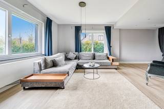 Zeer ruime alleenstaande speciale eigendom met 6 slaapkamer, 3 badkamers en 2 burelen.Ruime hal, ruime living in 2 delen van 62 M2!!  met open haard...