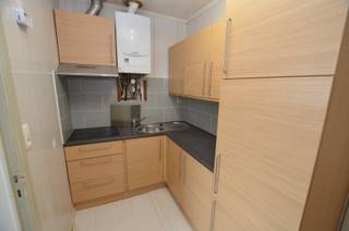 Indeling:Inkomhall, woonkamer, keuken, 1 slaapkamer + dressing, badkamer met douche en toilet. GEEN LIFT. Individuele centrale verwarming op aardgas...