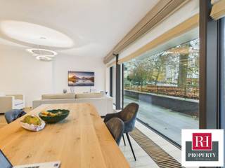 In een prachtig CORBIAU-gebouw presenteren wij u dit schitterende appartement van ±165 m² op de begane grond met TERRAS en TUIN. Het bestaat uit...