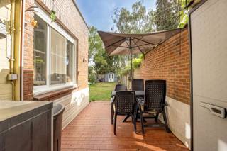 <p><span>Appartement au rez-de-chaussée avec grand jardin orienté au sud </span></p><p><span>Dans la Meereigenstraat à Merksem, vous trouverez cet appartement prêt à l'emploi au rez-de-chaussée d'environ </span><span>91 m²</span><span> avec un jardin ensoleillé orienté vers le sud. Parfait pour ceux qui aiment la lumière, la verdure et un aménagement pratique.</span></p><p><span>Aménagement :</span><span> une cuisine équipée avec accès au jardin, un séjour lumineux et </span><span>2 chambres à coucher</span><span>, dont l'une est une chambre traversante. En outre, une salle de bains avec douche et lavabo, un WC séparé et une cave.</span></p><p><span>Avantages :</span></p><ul><li><span>Grand jardin orienté au sud</span></li><li><span>Petit immeuble calme avec seulement 4 appartements</span></li><li><span>Pas de syndic, donc peu de frais</span></li><li><span>Compteurs séparés</span></li><li><span>Sans amiante</span></li><li><span>Prêt à emménager</span></li></ul><p><span>L'emplacement est favorable : proche des magasins, des écoles et des transports publics, avec un accès facile au Ring d'Anvers et aux communes environnantes.</span></p><p><span>Un appartement idéal pour les débutants, les couples ou les investisseurs à la recherche d'un bien avec jardin et de faibles charges.</span></p><p><span>Intéressé(e) ? Contactez-nous au 03 646 66 55 ou info@sinjoor.be</span></p>