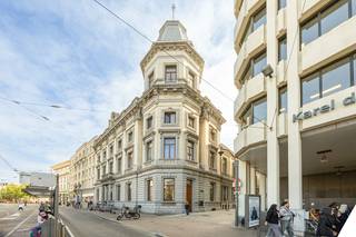 Gelegen op een fantastische locatie in Antwerpen, combineert deze stijlvolle duplex een royale woonbeleving met veel licht, hoge plafonds en een rustige sfeer. Een woning die je vooral verrast door de ruimte en de aangename lichtinval, terwijl je tegelijk geniet van alles wat de stad te bieden heeft.<br /><br />De duplex strekt zich uit over de eerste en tweede verdieping. Via de ruime inkomhal op de eerste verdieping kom je binnen in de woning. Hier bevinden zich twee volwaardige slaapkamers, elk met een eigen ensuite badkamer. Een bijzonder praktische indeling die zowel comfort als privacy biedt. Op deze verdieping is er eveneens een apart toilet.<br /><br />Een verdieping hoger komt de woning helemaal tot leven. De zeer ruime leefruimte geniet dankzij de hoge plafonds en grote raampartijen van bijzonder veel licht en geeft een sterk gevoel van openheid. De open keuken sluit mooi aan bij de living en vormt samen één grote, aangename leefruimte. Naast de keuken bevindt zich een praktische berging.<br /><br />Vanuit de leefruimte heb je toegang tot het terras, een fijne plek om even buiten te zitten en te genieten van de rustige omgeving.<br /><br />En er is meer. Via de zijkant van het gebouw krijg je toegang tot een fleurig dakterras, vanwaar je uitkijkt over de stad, met onder meer zicht op de Antwerpse kathedraal en de Boerentoren. Een aangename extra buitenruimte die een mooi uitzicht biedt over de historische skyline van Antwerpen.<br /><br />Doorheen de duplex zorgen de hoge plafonds, parketvloeren en verzorgde afwerking voor een stijlvolle en warme uitstraling. De combinatie van de royale oppervlaktes, het vele daglicht en de open leefruimte maakt dit een woning waarin de ruimte echt tot zijn recht komt.<br /><br />Ook de ligging is een belangrijke troef. Je woont centraal in Antwerpen, met winkels, horeca, openbaar vervoer en belangrijke verbindingswegen vlot binnen bereik. Tegelijk voelt de woning zelf rustig en aangenaam aan.<br /><br />Bij de woning hoort een berging in het gebouw. Een autostaanplaats is beschikbaar voor €150 per maand.<br /><br />Algemene kosten: €250 per maand.<br /><br />Interesse? Neem gerust contact op via 03 225 00 68 of mail naar laura@wellimmo.net