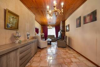 <p><strong>Het beste van twee werelden: stadsleven met rust en comfort.</strong> <span>Deze woning in Hoboken ligt in een rustige straat op wandelafstand van de Hobokense polder. Perfect voor wie op zoek is naar rust, zonder de nabijheid van de stad te willen missen. </span></p><p><br /></p><p><strong>Het gelijkvloers omvat</strong><span> een inkomhal, een ruime woonkamer, een keuken en een veranda. </span></p><p><span>De eerste verdieping bestaat uit een zeer ruime slaapkamer met aansluitend een badkamer met douche. </span></p><p><span>Op de tweede verdieping vind je nog twee gerenoveerde slaapkamers.</span></p><p><br /></p><ul><li><span>Mogelijkheid tot 4 slaapkamers</span></li><li><span>Rustige, centraal gelegen buurt in Hoboken</span></li><li><span>Ideaal renovatieproject</span></li><li><span>Grote tuin </span></li></ul>